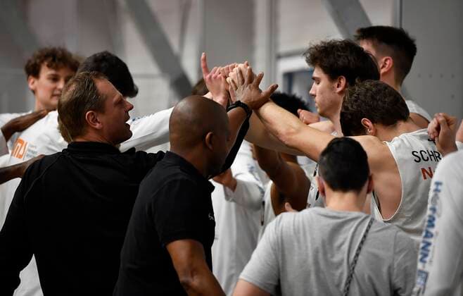24 02 2021 Basketball Saison 2020 2021 2 Bundesliga Pro A 10 Spieltag Nürnberg Falcons Basketball Club NBC Uni Baskets Paderborn Ralph Junge Trainer Geschäftsführer Headcoach Nürnberg Falcons BC NBC und Mannschaft Team Nürnberg Huddle Teamgeist