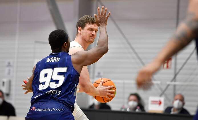 24 02 2021 Basketball Season 2020 2021 2 Bundesliga Pro A 10 Spieltag Nürnberg Falcons Basketball Club NBC Uni Baskets Paderborn Demetrius Ward 95, Uni Baskets Paderborn Moritz Sanders 4, Nürnberg Falcons BC NBC