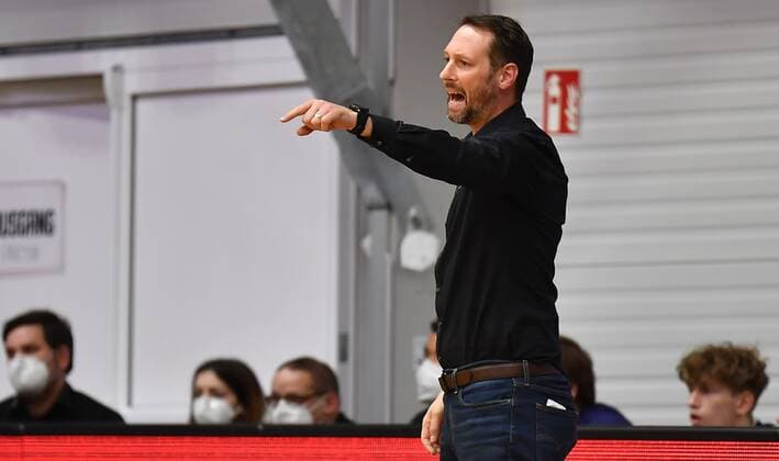 24 02 2021 Basketball Saison 2020 2021 2 Bundesliga Pro A 10 Spieltag Nürnberg Falcons Basketball Club NBC Uni Baskets Paderborn Steven Esterkamp Trainer Head Coach Uni Baskets Paderborn shows hints