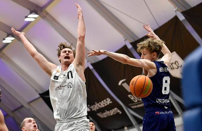24.02.2021 - Basketball - Saison 2020 2021 - 2. Bundesliga Pro-A - 10. Spieltag: Nürnberg Falcons Basketball Club NBC - Uni Baskets Paderborn - - Phillip Daubner (11, Nürnberg Falcons BC NBC ) Peter Hemschemeier (8, Uni Baskets Paderborn )