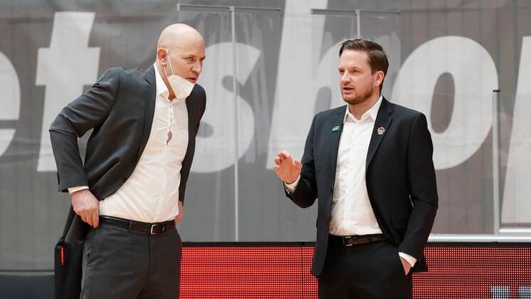 24 02 2021, Basketball, BBL 2020 2021, 17 Matchday, s Oliver Wuerzburg JobStairs GIESSEN 46ers, GER, s Oliver Arena in Wuerzburg Picture from left Headcoach Denis Wucherer s Oliver Wuerzburg and Headcoach Rolf Scholz JobStairs GIESSEN 46ers , Copyright: HMBxMedia xHeikoxBecker