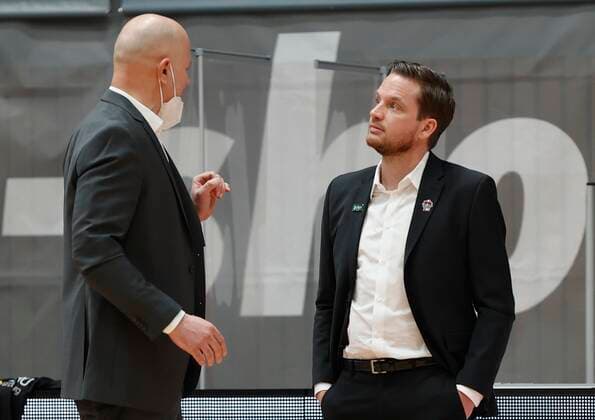 24 02 2021, Basketball, BBL 2020 2021, 17 Matchday, s Oliver Wuerzburg JobStairs GIESSEN 46ers, GER, s Oliver Arena in Wuerzburg Picture from left Headcoach Denis Wucherer s Oliver Wuerzburg and Headcoach Rolf Scholz JobStairs GIESSEN 46ers , Copyright: HMBxMedia xHeikoxBecker