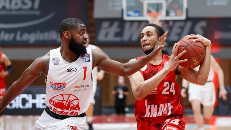 24 02 2021, Basketball, BBL 2020 2021, Matchday 17, s Oliver Wuerzburg JobStairs GIESSEN 46ers, GER, s Oliver Arena in Wuerzburg Picture from left Jonathan Stark JobStairs GIESSEN 46ers and Cameron Hunt s Oliver Wuerzburg , Copyright: HMBxMedia xHeikoxBecker