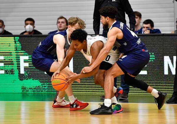 24 02 2021 Basketball Season 2020 2021 2 Bundesliga Pro A 10 Spieltag Nürnberg Falcons Basketball Club NBC Uni Baskets Paderborn Tra Holder 0, Nürnberg Falcons BC NBC vs Peter Hemschemeier 8, Uni Baskets Paderborn , left Drew Hershel Cushingberry 4, Uni Baskets Paderborn , right