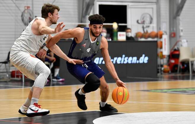 24 02 2021 Basketball Saison 2020 2021 2 Bundesliga Pro A 10 Spieltag Nürnberg Falcons Basketball Club NBC Uni Baskets Paderborn Sebastian Schröder Schroeder 14, Nürnberg Falcons BC NBC Drew Hershel Cushingberry 4, Uni Baskets Paderborn