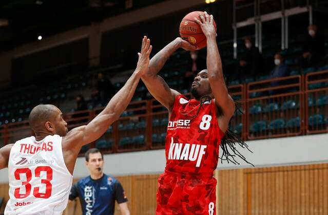 24 02 2021, Basketball, BBL 2020 2021, 17 Matchday, s Oliver Wuerzburg JobStairs GIESSEN 46ers, GER, s Oliver Arena in Wuerzburg Picture from left Brandon Thomas GIESSEN 46ers, 33 and Robert Lowery s Oliver Wuerzburg , Copyright: HMBxMedia xHeikoxBecker