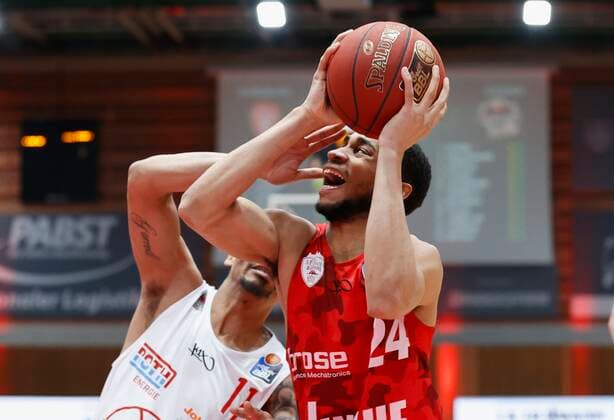 24 02 2021, Basketball, BBL 2020 2021, Matchday 17, s Oliver Wuerzburg JobStairs GIESSEN 46ers, GER, s Oliver Arena in Wuerzburg Picture from li Diante Garrett JobStairs GIESSEN 46ers and Cameron Hunt s Oliver Wuerzburg , Copyright: HMBxMedia xHeikoxBecker