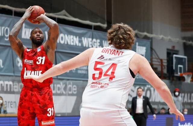 24 02 2021, Basketball, BBL 2020 2021, Matchday 17, s Oliver Wuerzburg JobStairs GIESSEN 46ers, GER, s Oliver Arena in Wuerzburg Picture from left Murphy Holloway s Oliver Wuerzburg and John Bryant JobStairs GIESSEN 46ers , Copyright: HMBxMedia xHeikoxBecker