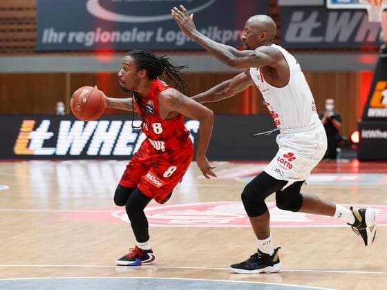 24 02 2021, Basketball, BBL 2020 2021, Matchday 17, s Oliver Wuerzburg JobStairs GIESSEN 46ers, GER, s Oliver Arena in Wuerzburg Picture from left Robert Lowery s Oliver Wuerzburg and Brandon Bowman JobStairs GIESSEN 46ers , Copyright: HMBxMedia xHeikoxBecker
