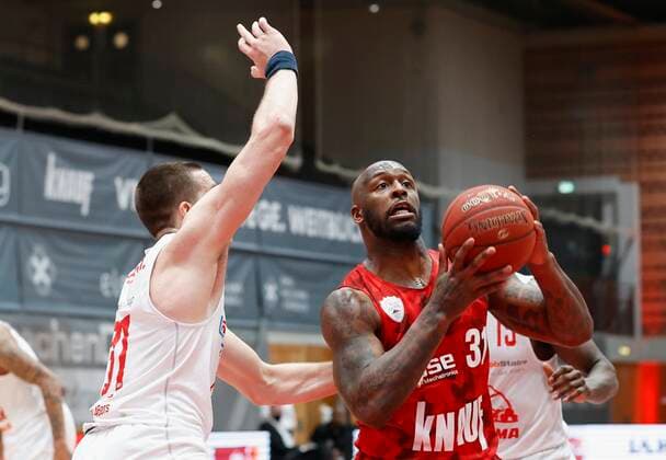24 02 2021, Basketball, BBL 2020 2021, Matchday 17, s Oliver Wuerzburg JobStairs GIESSEN 46ers, GER, s Oliver Arena in Wuerzburg Picture from left Scottie James JobStairs GIESSEN 46ers and Murphy Holloway s Oliver Wuerzburg , Copyright: HMBxMedia xHeikoxBecker