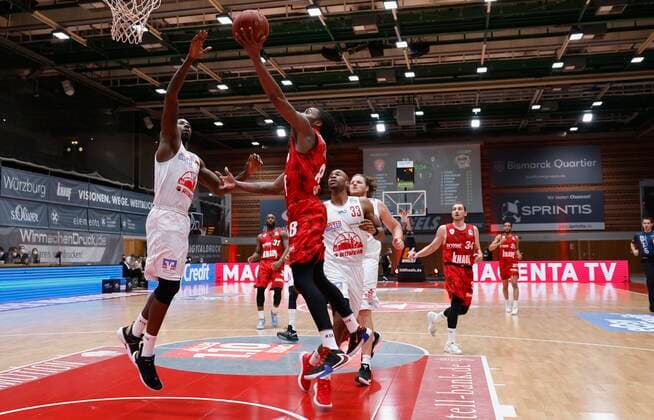 24 02 2021, Basketball, BBL 2020 2021, Matchday 17, s Oliver Wuerzburg JobStairs GIESSEN 46ers, GER, s Oliver Arena in Wuerzburg Picture from left Brandon Bowman JobStairs GIESSEN 46ers and Robert Lowery s Oliver Wuerzburg , Copyright: HMBxMedia xHeikoxBecker