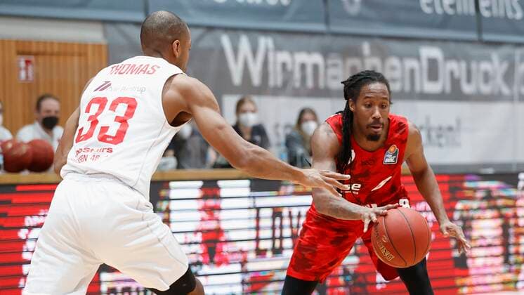 24 02 2021, Basketball, BBL 2020 2021, 17 Matchday, s Oliver Wuerzburg JobStairs GIESSEN 46ers, GER, s Oliver Arena in Wuerzburg Picture from left Brandon Thomas GIESSEN 46ers, 33 and Robert Lowery s Oliver Wuerzburg , Copyright: HMBxMedia xHeikoxBecker