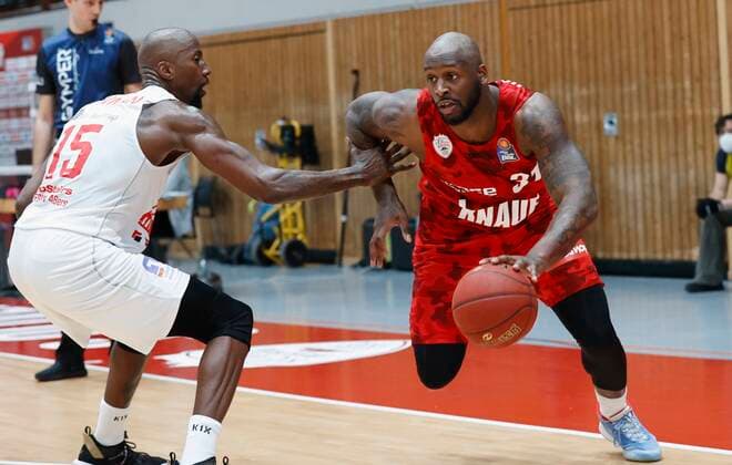 24 02 2021, Basketball, BBL 2020 2021, Matchday 17, s Oliver Wuerzburg JobStairs GIESSEN 46ers, GER, s Oliver Arena in Wuerzburg Picture from left Brandon Bowman JobStairs GIESSEN 46ers and Murphy Holloway s Oliver Wuerzburg , Copyright: HMBxMedia xHeikoxBecker