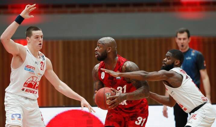 24 02 2021, Basketball, BBL 2020 2021, Matchday 17, s Oliver Wuerzburg JobStairs GIESSEN 46ers, GER, s Oliver Arena in Wuerzburg Picture v lil Scottie James JobStairs GIESSEN 46ers , Murphy Holloway s Oliver Wuerzburg and Jonathan Stark JobStairs GIESSEN 46ers , Copyright: HMBxMedia xHeikoxBecker
