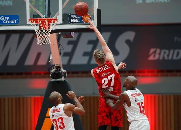 24 02 2021, Basketball, BBL 2020 2021, Matchday 17, s Oliver Wuerzburg JobStairs GIESSEN 46ers, GER, s Oliver Arena in Wuerzburg Picture from left Brandon Thomas GIESSEN 46ers, 33 , Jonas Weitzel s Oliver Wuerzburg and Brandon Bowman JobStairs GIESSEN 46ers , Copyright: HMBxMedia xHeikoxBecker