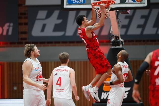 24 02 2021, Basketball, BBL 2020 2021, Matchday 17, s Oliver Wuerzburg JobStairs GIESSEN 46ers, GER, s Oliver Arena in Wuerzburg Picture Tyson Ward s Oliver Wuerzburg with a dunk, Copyright: HMBxMedia xHeikoxBecker