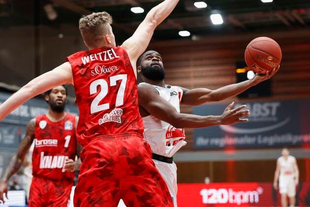 24 02 2021, Basketball, BBL 2020 2021, Matchday 17, s Oliver Wuerzburg JobStairs GIESSEN 46ers, GER, s Oliver Arena in Wuerzburg Picture Jonas Weitzel s Oliver Wuerzburg and Jonathan Stark JobStairs GIESSEN 46ers , Copyright: HMBxMedia xHeikoxBecker