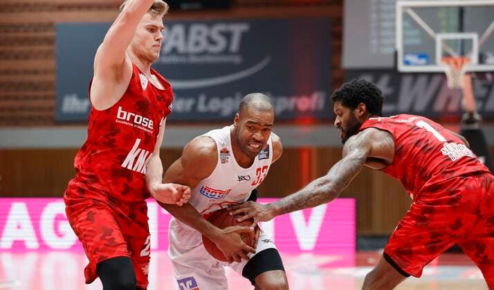 24 02 2021, Basketball, BBL 2020 2021, Matchday 17, s Oliver Wuerzburg JobStairs GIESSEN 46ers, GER, s Oliver Arena in Wuerzburg Picture Jonas Weitzel s Oliver Wuerzburg , Brandon Thomas GIESSEN 46ers, 33 and Perry Jones III s Oliver Wuerzburg , Copyright: HMBxMedia xHeikoxBecker
