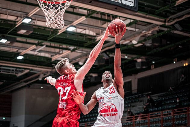 27 Jonas Weitzel, s Oliver Würzburg in action during the game s Oliver Würzburg JobStairs GIESSEN 46ers Copyright:
