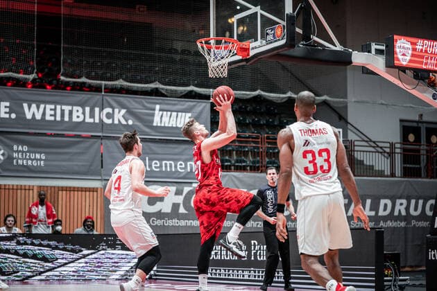 27 Jonas Weitzel, s Oliver Würzburg in action during the game s Oliver Würzburg JobStairs GIESSEN 46ers Copyright: