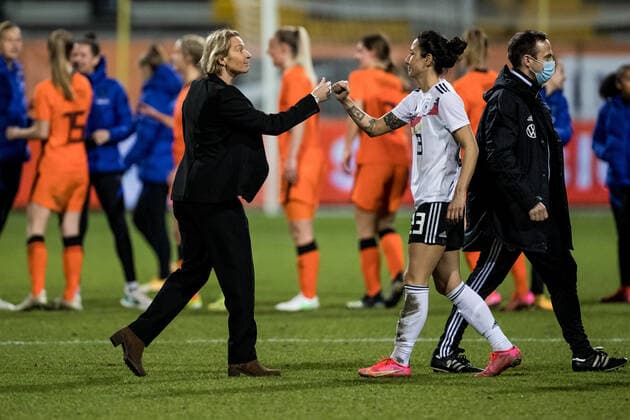 Three Nations One Goal Netherlands Germany, Venlo, Covebo Stadium 24 02 2021 Martina Voss Tecklenburg Coach Germany , Sara Doorsoun Germany, 23 Three Nations One Goal Netherlands Germany, Venlo, Covebo Stadium DFB REGULATIONS PROHIBIT ANY USE OF PHOTOGRAPHS AS IMAGE SEQUENCES AND OR QUASI VIDEO Copyright: xBEAUTIFULxSPORTS Wunderlx