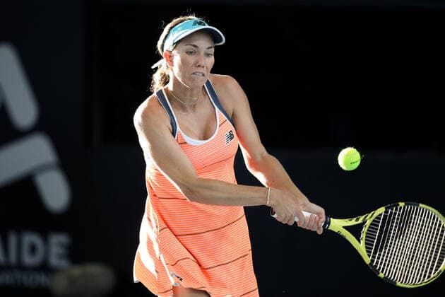 ADELAIDE, AUSTRALIA - FEBRUARY 25: Danielle Collins of United States plays a shot against Iga Swiatek of Poland during their singles match on day four of the Adelaide International tennis tournament at Memorial Drive on February 25, 2021 in Adelaide, Australia. (Photo by Peter Mundy Speed Media Icon Sportswire) TENNIS: FEB 25 - Adelaide International Icon210225226