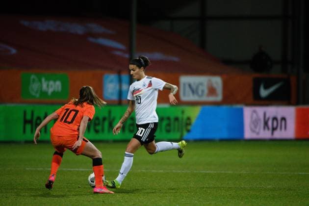 Dzsenifer Marozsan Germany 10 in a duel with Danielle van de Donk Netherlands 10 , NL, Netherlands vs Germany, Womens Football Three Nations One Goal Tournament, 24 02 2021 NL, Netherlands vs Germany, Womens Football Three Nations One Goal Tournament, 24 02 2021 Venlo Copyright: xEibnerxPressefoto MichaelxMemmlerx EP_MMR