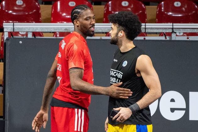 Jalen Reynolds 8 FC Bayern , Elijah Bryant 100 Maccabi Fox Tel Aviv , FC Bayern Basketball vs Maccabi Tel Aviv, EuroLeague, 25 02 2021 Muenchen Bayern Germany Copyright: xkolbert-press UlrichxGamelx