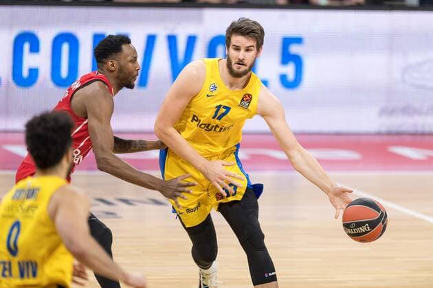 Basketball, Euroleague, FC Bayern Munich Maccabi Tel Aviv In the picture JaJuan JOHNSON FC Bayern Munich, 25 and Dragan BENDER Maccabi Tel Aviv, 17 Munich Audi Dome Bayern Germany Copyright: Passion2Press.dex xMarkusxFischerx