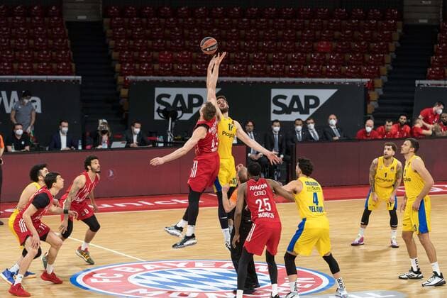Basketball, Euroleague, FC Bayern München Maccabi Tel Aviv In the picture Leon RADOSEVIC FC Bayern München, 43 and Dragan BENDER Maccabi Tel Aviv, 17 Tip off Munich Audi Dome Bayern Germany Copyright: Passion2Press.dex xMarkusxFischerx