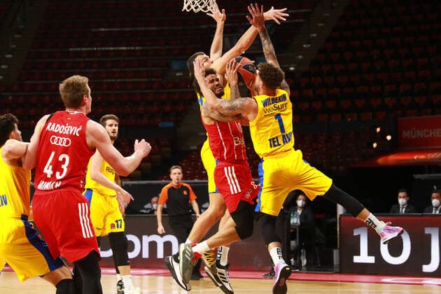 0 Nick Weiler Babb FCBB red, vs 1 Scottie Wilbekin Maccabi basketball, EuroLeague, FC Bayern Munich vs Maccabi Tel Aviv, Audi Dome, 25 02 2021 PHOTO Mladen Lackovic LakoPress