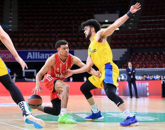 25 02 2021, EuroLeague, FCB Basketball vs Maccabi Tel Aviv, Audi Dome Muenchen, Sport, in the picture Wade Baldwin FCB Basketball vs Tyler Dorsey Maccabi Tel Aviv
