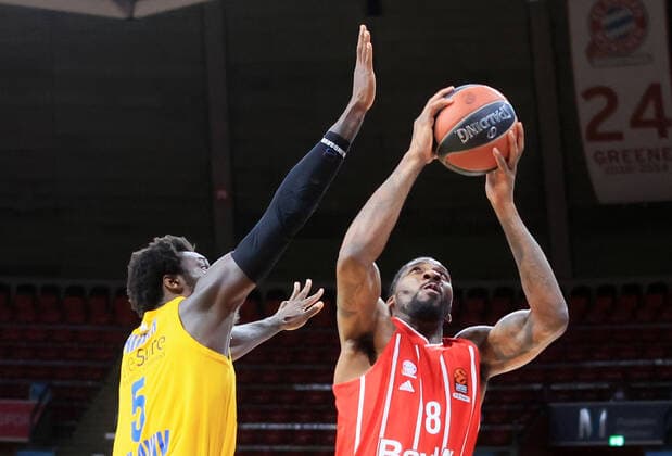 25 02 2021, EuroLeague, FCB Basketball vs Maccabi Tel Aviv, Audi Dome Muenchen, Sport, in the picture Tegra Othello Hunter Maccabi Tel Aviv vs Jalen Reynolds FCB Basketball