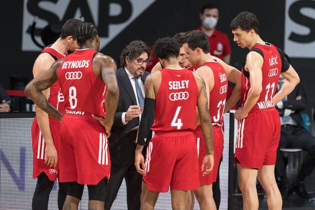 Basketball, Euroleague, FC Bayern Munich Maccabi Tel Aviv In the picture Head Coach of FC Bayern Munich Andrea TRINCHIERI Tactics Board Speaks to Team Munich Audi Dome Bayern Germany Copyright: Passion2Press.dex xMarkusxFischerx