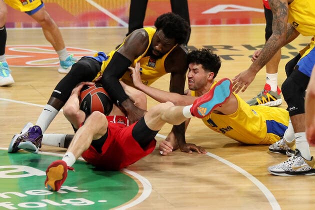Vladimir Lucic FCBB and Angelo Caloiaro Tel Aviv FC Bayern Basketball vs Maccabi Playtika Tel Aviv, Basketball, EuroLeague, 26 Matchday, 2020 2021, 25 02 2021, FC Bayern Basketball vs Maccabi Playtika Tel Aviv, Basketball, EuroLeague, 26 Matchday, 2020 2021, 25 02 2021, Munich. Copyright: xMarcelxEngelbrechtx Eibner-Pressefotox EP_met