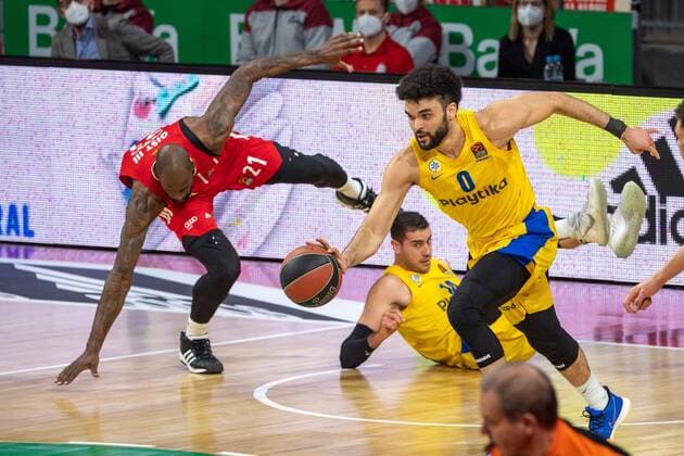 James Gist 21 FC Bayern , Elijah Bryant 100 Maccabi Fox Tel Aviv , FC Bayern Basketball vs Maccabi Tel Aviv, EuroLeague, 25 02 2021 Muenchen Bayern Germany Copyright: xkolbert-press UlrichxGamelx