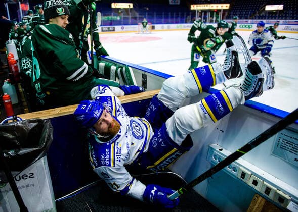 Bilder des Jahres 2021, Sport 02 Februar Sport Themen der Woche KW08 Sport Bilder des Tages 210225 Leksands Mattias Ritola blir tacklad och aker ut i fotografernas bas under ishockeymatchen i SHL mellan Färjestad och Leksand den 25 februari 2021 i Karlstad. *** 210225 Leksands Mattias Ritola is tackled and slides into the photographers base during the ice hockey match in the SHL between Färjestad and Leksand on 25 February 2021 in Karlstad,  Copyright: FREDRIKxKARLSSON BB210225FK042