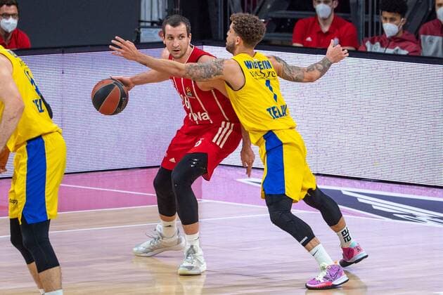 Paul Zipser 16 FC Bayern , Scottie Wilbekin 1 Maccabi Fox Tel Aviv , FC Bayern Basketball vs Maccabi Tel Aviv, EuroLeague, 25 02 2021 Muenchen Bayern Germany Copyright: xkolbert-press UlrichxGamelx