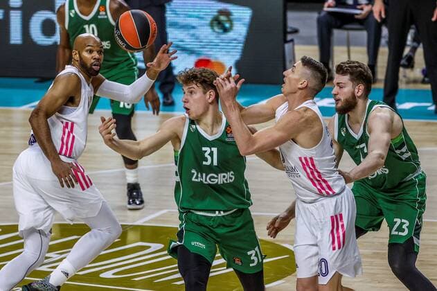 Real Madrid s Jaycee Carroll (2-R) in action against Zalgiris Rokas Jokubaitis (R) during the Euroleague basketball match between Real Madrid and Zalgiris Kaunas held at WiZink Center arena, in Madrid, central Spain, 25 February 2021. Real Madrid vs Zalgiris Kaunas !ACHTUNG: NUR REDAKTIONELLE NUTZUNG!  Copyright: xJuanJoxMartinx GRAF4355 20210225-637498864699825728