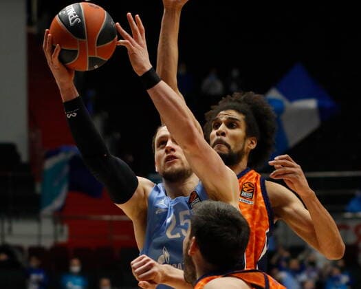 Russian Federation. Saint-Petersburg. Sibur Arena. Basketball. Regular Season, Euroleague 2020-2021, BC Zenit Saint Petersburg - BC Valencia. Player of the Valencia basketball club Louis Liberi (7) and Player of the Zenit Mateusz Ponitka (25). MaksimxKonstantinov