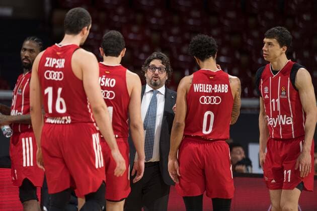 Basketball, Euroleague, FC Bayern Munich Maccabi Tel Aviv In the picture Head Coach of FC Bayern Munich Andrea TRINCHIERI talks to Zan Mark SISKO FC Bayern Munich, 31 and Nick WEILER BABB FC Bayern Munich, 0 Munich Audi Dome Bayern Germany Copyright: Passion2Press.dex xMarkusxFischerx