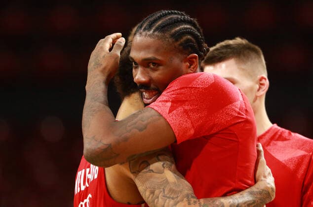 8 Jalen Reynolds FCBB and teammates cheer victory Cheers, final cheers, high-fives Basketball, EuroLeague, FC Bayern Munich vs Maccabi Tel Aviv, Audi Dome, 25 02 2021 PHOTO Mladen Lackovic LakoPress