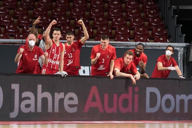 Basketball, Euroleague, FC Bayern Munich Maccabi Tel Aviv In picture Bayernbank cheers basket Munich Audi Dome Bayern Germany Copyright: Passion2Press.dex xMarkusxFischerx