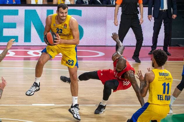 Ante Zizic 23 Maccabi Fox Tel Aviv , James Gist 21 FC Bayern , FC Bayern Basketball vs Maccabi Tel Aviv, EuroLeague, 25 02 2021 Muenchen Bayern Germany Copyright: xkolbert-press UlrichxGamelx