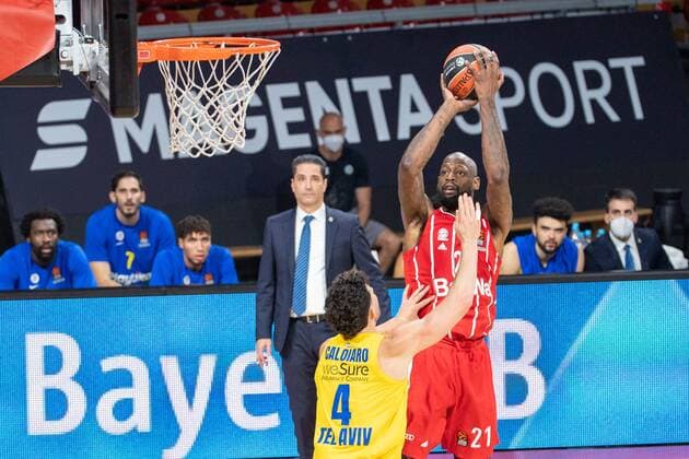 James Gist 21 FC Bayern , Angelo Caloiaro 4 Maccabi Fox Tel Aviv , FC Bayern Basketball vs Maccabi Tel Aviv, EuroLeague, 25 02 2021 Muenchen Bayern Germany Copyright: xkolbert-press UlrichxGamelx