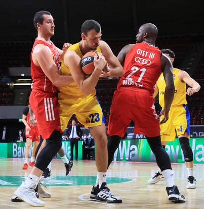25 02 2021, EuroLeague, FCB Basketball vs Maccabi Tel Aviv, Audi Dome Muenchen, Sport, in picture Paul Zipser FCB Basketball , Ante Zizic Maccabi Tel Aviv , James Gist FCB Basketball