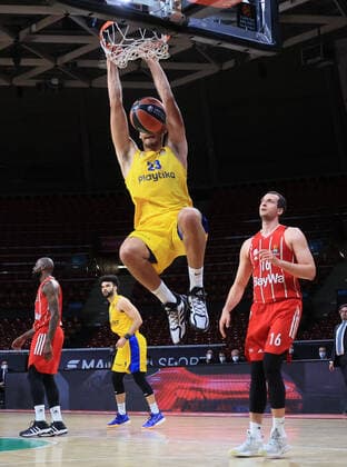 25 02 2021, EuroLeague, FCB Basketball vs Maccabi Tel Aviv, Audi Dome Muenchen, sports, in picture Ante Zizic Maccabi Tel Aviv at the basket Paul Zipser FCB Basketball comes too late