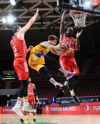 25 02 2021, EuroLeague, FCB Basketball vs Maccabi Tel Aviv, Audi Dome Muenchen, Sports, in picture Paul Zipser FCB Basketball , Scottie Wilbekin Maccabi Tel Aviv , James Gist FCB Basketball , D J Seeley FCB Basketball looks on