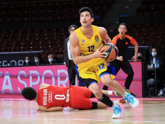 25 02 2021, EuroLeague, FCB Basketball vs Maccabi Tel Aviv, Audi Dome Muenchen, Sport, in picture Nick Weiler Babi FCB Basketball vs John DiBartolomeo Maccabi Tel Aviv