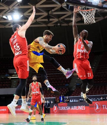 25 02 2021, EuroLeague, FCB Basketball vs Maccabi Tel Aviv, Audi Dome Muenchen, Sports, in picture Paul Zipser FCB Basketball , Scottie Wilbekin Maccabi Tel Aviv , James Gist FCB Basketball , D J Seeley FCB Basketball looks on